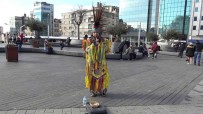 Taksim'de Kizilderili Kiyafetli Sokak Sanatçisi Ilgi Çekti