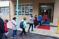 Tekirdag'da Ögrenciler Ders Basi Yapti