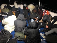 Ayvalik'ta Denizde Ölümle Burun Buruna Gelen 20 Düzensiz Göçmen Kurtarildi