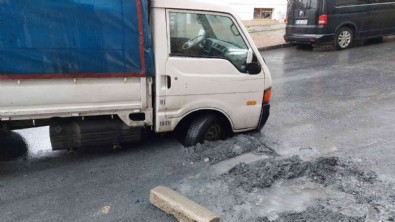 CHP belediyeciliği şaşırtmıyor! Kamyonet İSKİ’nin toprakla doldurduğu çukura saplandı