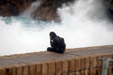 Dev Dalgalar 15 Metre Yüksekligindeki Falezleri Asti