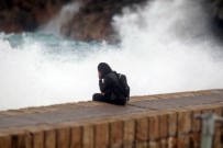 Dev Dalgalar 15 Metre Yüksekligindeki Falezleri Asti