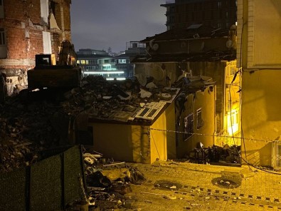Üsküdar'da Patlama Yasanan Bina Is Makinalariyla Yikildi