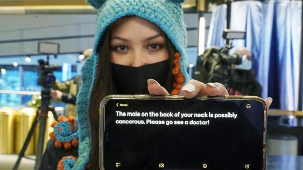 Tıp öğrencisi maç izlerken ensesinde gördü! Hayatı değişti...