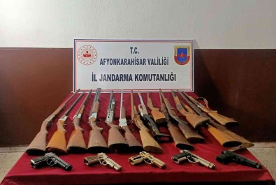 Çiftlik Evine Yapilan Baskinda Cephanelige Yetecek Silah Ele Geçirildi