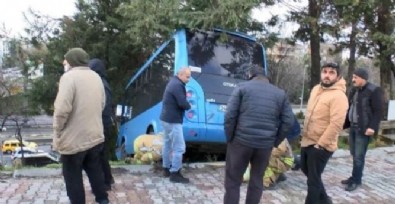 D-100 Karayolu'nda korku dolu anlar! Minibüs rampadaki ağaca çarpıp...