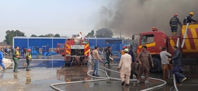 Pakistan'da Ayakkabi Fabrikasinda Yangin Açiklamasi 15 Yarali