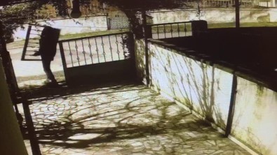 Ümraniye'de Demir Kapi Hirsizi, Kovalamaca Sonucu Polis Tarafindan Yakalandi