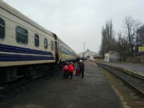 Türk vatandaşlarını taşıyan tahliye treni, Romanya sınırında