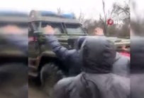Ukrayna'nin Melitopol Kentinde Halk Rus Tanklarina Geçit Vermedi