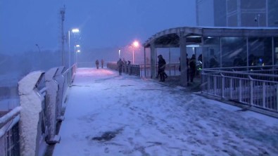 Istanbul'da Kar Yagisi Etkili Oluyor
