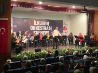 Izmir'de Bayrakli Belediyesi Mandolin Orkestrasi Ilk Kez Sahne Aldi