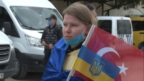 Tarihi Zirvenin Yapildigi Otelin Önünde Ukraynali Kadinlar Baris Için Toplandi