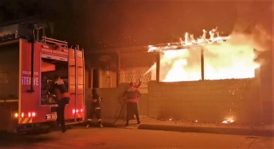 Tokat'ta Alevlere Teslim Olan Evden Yasli Adam Kurtarildi