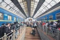 Ukrayna'da savaş mağdurlarının son çıkış kapısı: Tren garları...