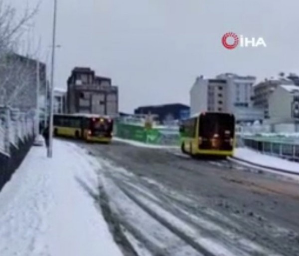 Uyarılara rağmen yollar tuzlanmadı! İETT otobüsleri yollarda kaldı!