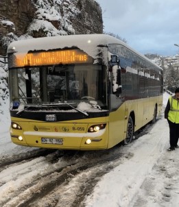 Fatih'te 3 IETT Otobüsü Kardan Dolayi Yolda Kaldi