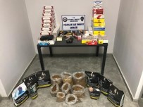 (ÖZEL) Kütahya'da Polisin 'Dur' Ihtarina Uymayan Araçtan Kaçak Tütün Ve Kurusiki Silah Çikti