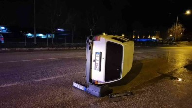 Refüje Çarpan Otomobil Metrelerce Sürüklendi Açiklamasi 1 Yarali