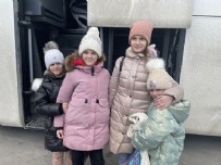 UKRAYNA - Ukrayna'da savaşın ortasında kalan 4 kız kardeşe Türk şoför sahip çıktı!