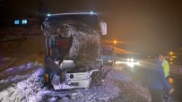 Yolcu Otobüsü Buzlu Yolda 500 Metre Kaydi, 25 Yolcu Faciadan Döndü