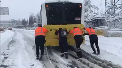 Yolda kalan İETT otobüsünü İBB ekipleri itti