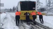Yolda kalan İETT otobüsünü İBB ekipleri itti