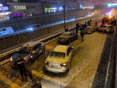 Bursa'da Yol Buz Pistine Döndü  Açiklamasi 11 Araç Birbirine Girdi