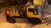 İstanbul'da kar küreme araçları yolda kaldı