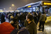 İstanbullu yollarda kaldı: Toplu taşımada yoğunluk