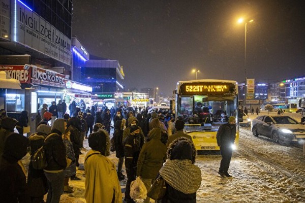 İstanbullu yollarda kaldı: Toplu taşımada yoğunluk