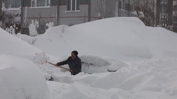Bitlis ev ve araçlar kara gömüldü: Vatandaşlar tünel açarak ulaşım sağladı