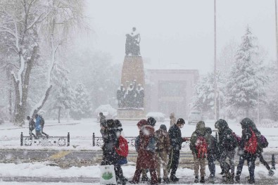 Dogu Anadolu'da Kar Etkisini Sürdürüyor