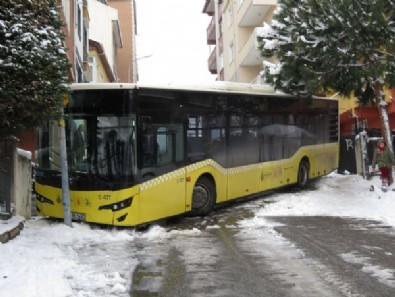Kar sonrası İstanbul'da şaşırtmayan görüntüler: Vatandaşlar içerisinde zıplayarak hareket ettirmeye çalıştı