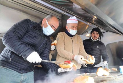 Körfez'de Kar Keyfi Yapanlara Sucuk Ekmek Ikram Edildi