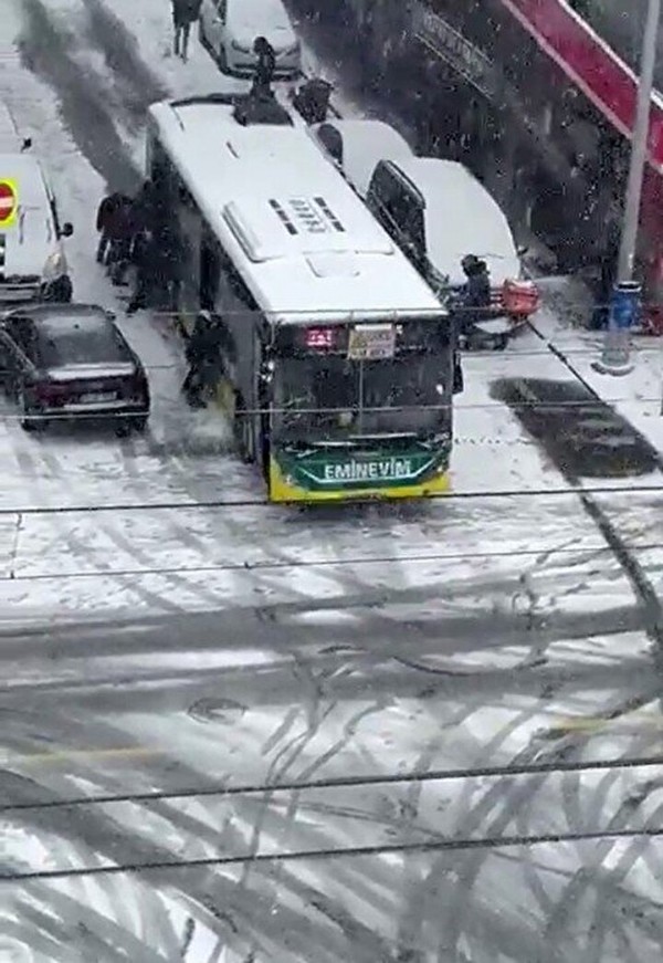 Kar sonrası İstanbul'da şaşırtmayan görüntüler: Vatandaşlar içerisinde zıplayarak hareket ettirmeye çalıştı