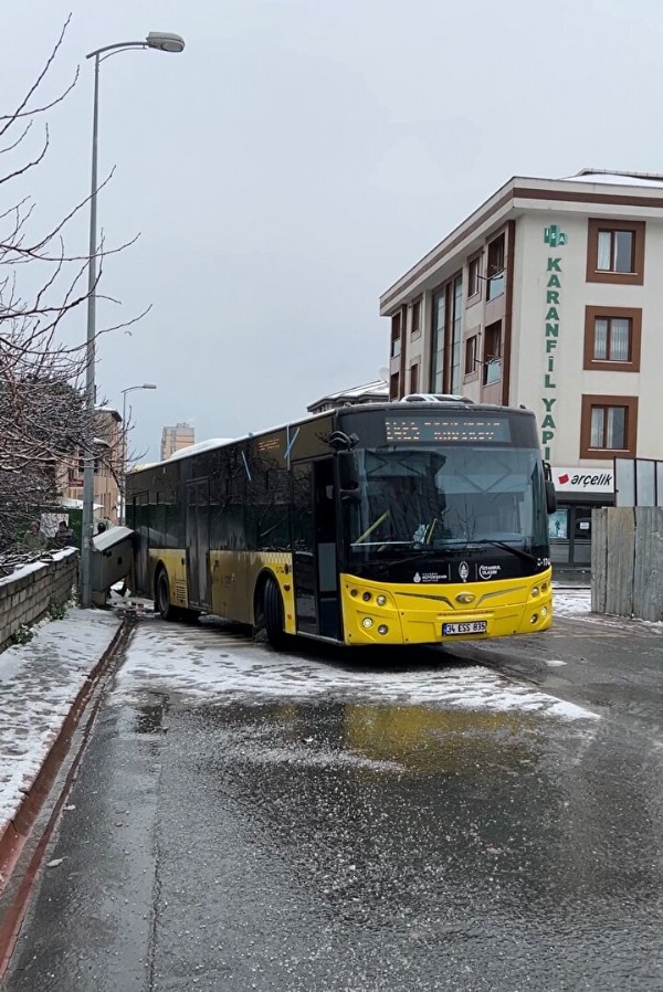 Kar sonrası İstanbul'da şaşırtmayan görüntüler: Vatandaşlar içerisinde zıplayarak hareket ettirmeye çalıştı