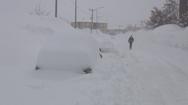 Bitlis ev ve araçlar kara gömüldü: Vatandaşlar tünel açarak ulaşım sağladı