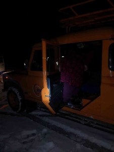 Diyarbakir'da Karda Mahsur Kalan 5 Kisiyi AFAD Kurtardi