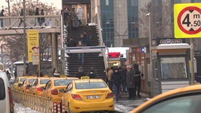 Istanbul'da Kar Tatili Dönüsü Vatandaslar Toplu Tasima Araçlarina Yöneldi