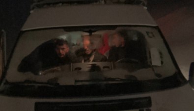 Kars'ta Yolda Mahsur Kalan 15 Kisi Donmaktan Son Anda Kurtarildi