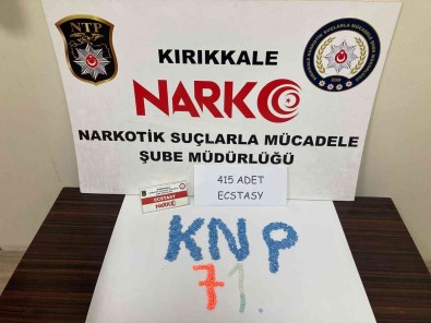Narkotik Köpegi 'Adam' 415 Adet Uyusturucu Hap Buldu
