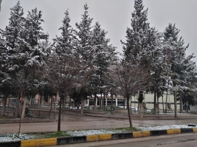 Yavuzeli'nde Kar Yagisinin Ardindan Buzlanma Meydana Geldi