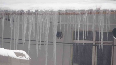 Çatilarda Olusan Buz Sarkitlari Tehlike Saçiyor