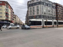Eskisehir'de Otomobil Ve Tramvay Çarpisti