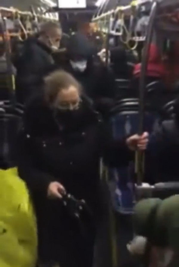 Yine İETT yine rezalet! İETT otobüsünün arızalanması nedeniyle yolcular yollarına yürüyerek devam etti!