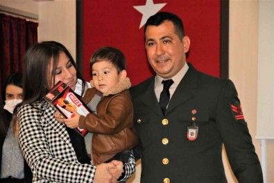 Devlet Övünç Madalyasi Ve Beratini Almaya 2,5 Yasindaki Oglu Ile Geldi, Davetliler Gözyaslarini Tutamadi