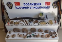 Polis Uyusturucu Madde Ararken Tarihi Eser Buldu