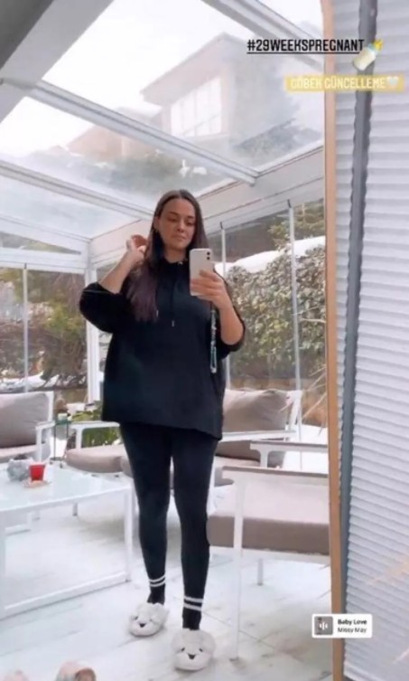 Hande Soral'dan 'göbek güncelleme' pozu!