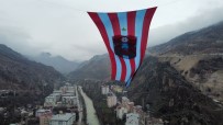 Artvin'de Dev Viyadüklere Asilan Trabzonspor Bayraginin Kaldirilmasiyla Ilgili Açiklama Geldi Haberi